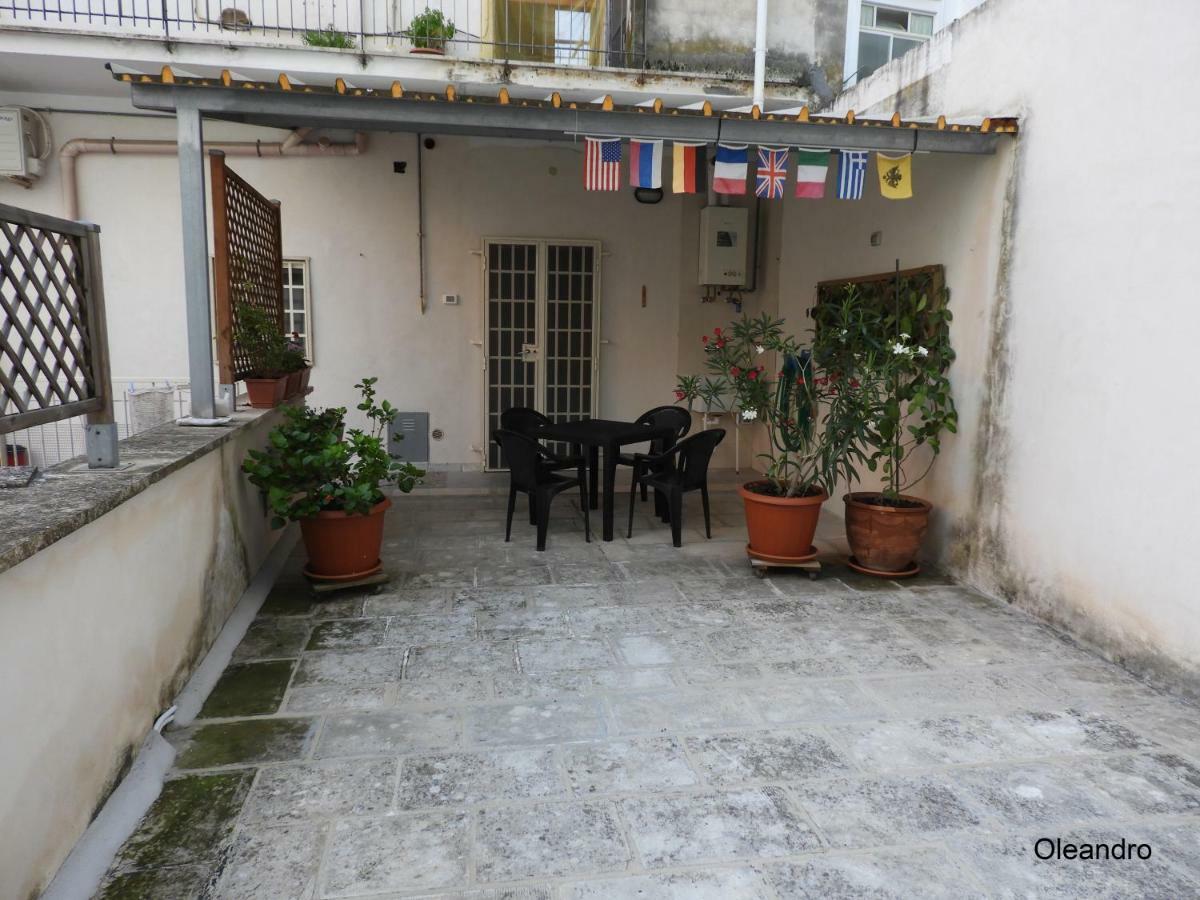 Oleandro E Glicine Apartment Lecce Bagian luar foto