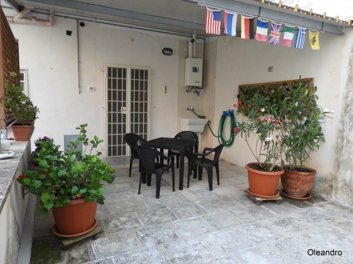 Oleandro E Glicine Apartment Lecce Bagian luar foto